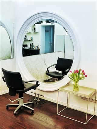 Friseur-Schneideplatz Open-Hair in München-Haidhausen-Bogenhausen Schneideplatz im weißen Raum Friseur Open Hair in München Haidhausen Bogenhausen